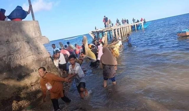 Endonezya’da halk yerel seçim adayını karşılarken köprü çöktü: 7 ölü