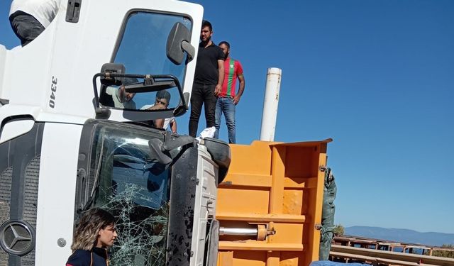 Hafriyat kamyonu devrildi, yol 2 saat trafiğe kapandı