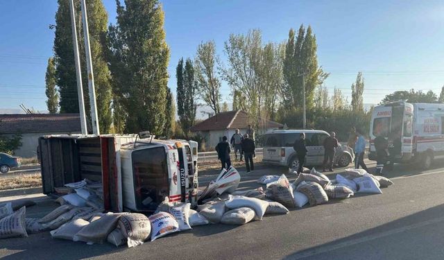 Kamyonetle hafif ticari araç çarpıştı: 3 yaralı