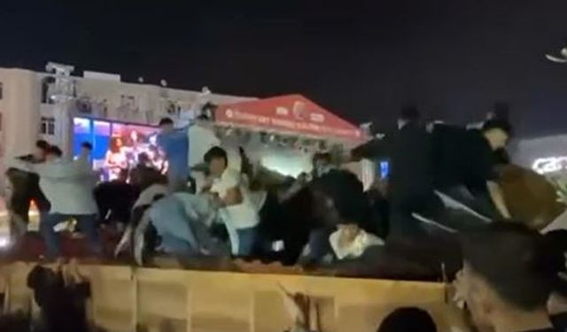 Konser izlemek için üzerine çıktıkları stant çöktü!