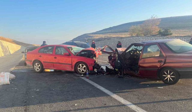 Otomobillerin kafa kafaya çarpıştığı kazada 3 kişi yaralandı