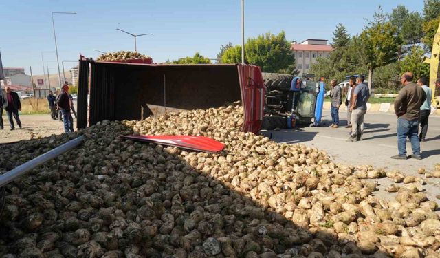 Şeker pancarı yüklü traktör devrildi