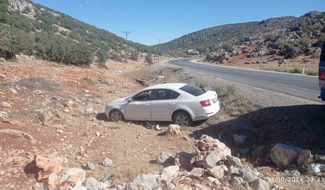 Sürücünün direksiyon hakimiyetini kaybettiği araç yoldan çıktı!