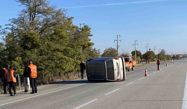 Sürücüsü uyuyan minibüs devrildi