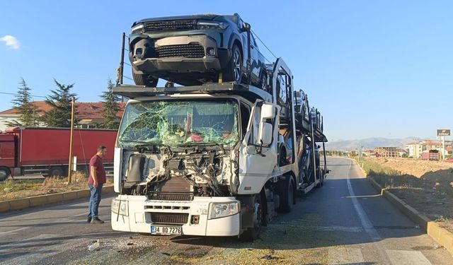 SUV araçları taşıyan tır önündeki tıra çarptı: 2 yaralı