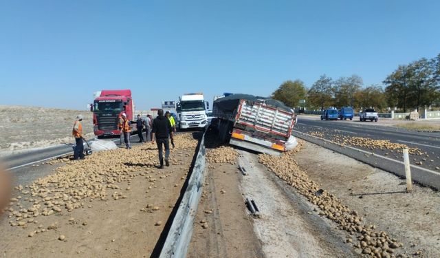 Tır refüje düştü, patatesler yola saçıldı: 1 yaralı