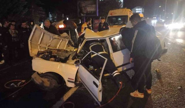 Trafik kazasında  otomobil hurdaya döndü: 4 yaralı