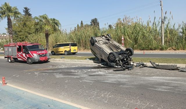 Virajı alamayan hafif ticari araç palmiyeye çarpıp takla attı!