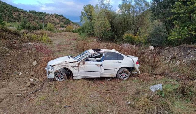 Yoldan çıkan otomobil şarampole devrildi: 2 yaralı