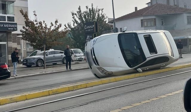 Eskişehir'de otomobil devrildi tramvay seferleri aksadı!