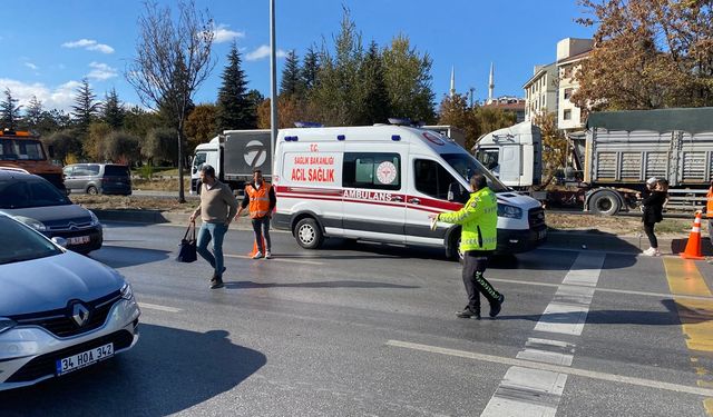 Karşıdan karşıya geçerken otomobil çarptı!