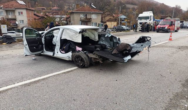 Genç öğretmen ve kızı trafik kazası kurbanı