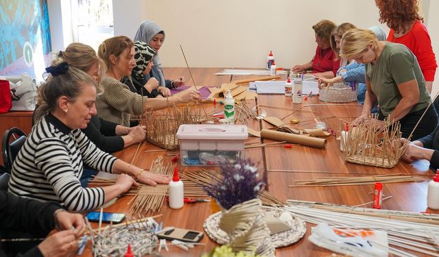 Eskişehir'de atık kağıtlardan takı yapıyorlar!