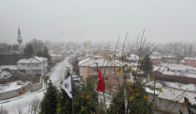 Eskişehir'e mevsimin ilk karı düştü