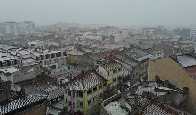 Eskişehir kent merkezine mevsimin ilk karı düştü