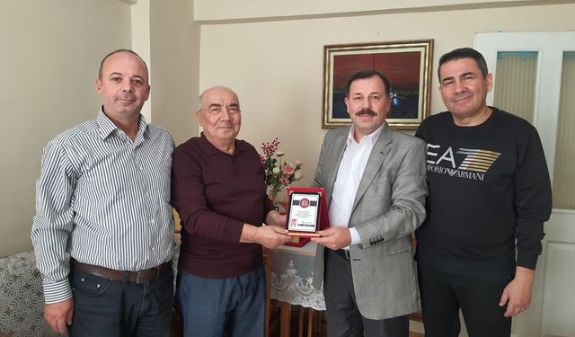 Öğretmenler Günü’nde emekli öğretmenlere plaket takdimi