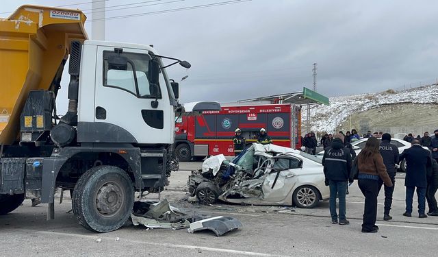 Eskişehir'de feci kaza: Kafa kafaya çarpıştılar!