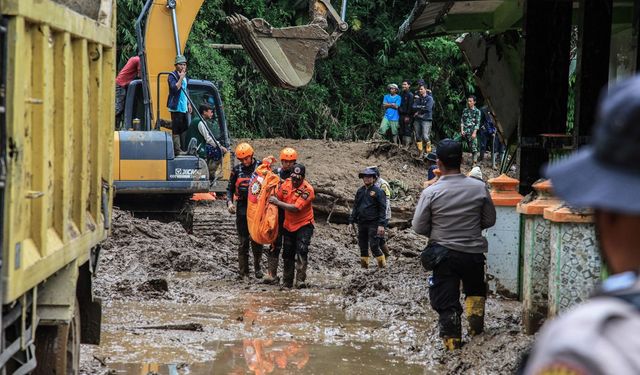 Endonezya'da sel ve toprak kayması: 20 ölü