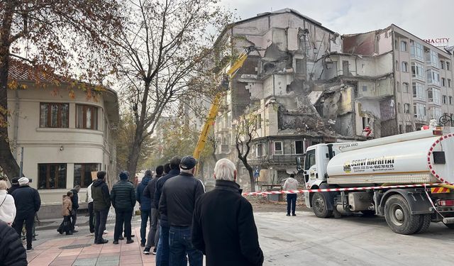 Eskişehir'de yıkım çalışması böyle izleniyor!