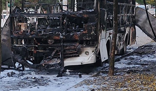 Alev topuna dönen minibüsten geriye iskeleti kaldı