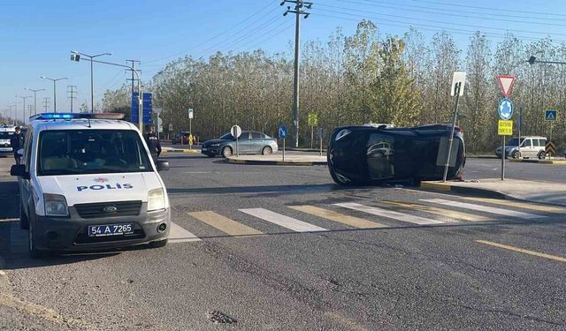 Hafif ticari araçla çarpışan otomobil devrildi: 1 yaralı