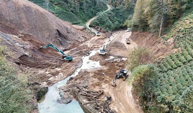 Heyelanlı bölgeden bin 800 kamyon toprak taşındı