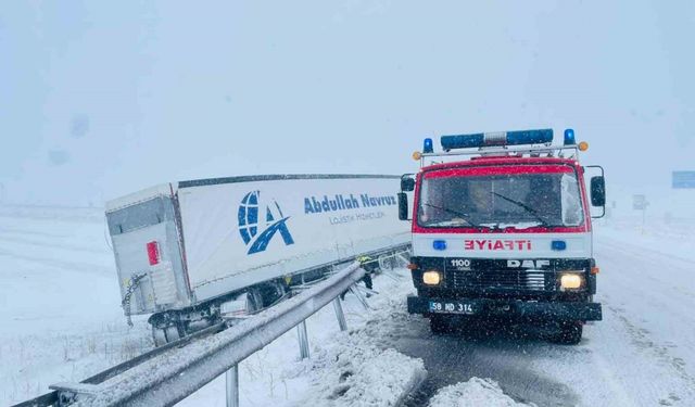 Kar ve kuvvetli fırtına kazayı da beraberinde getirdi: 1 yaralı