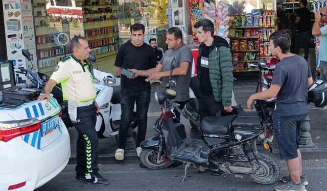 Kırmızı ışık ihlali yapan elektrikli bisiklet, motosiklete çarptı!