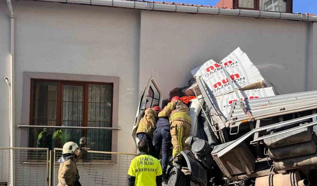 Kontrolden çıkan tır eve girdi: 1 yaralı