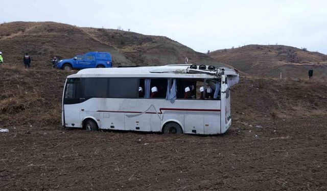 Midibüs şarampole devrildi: 29 yaralı