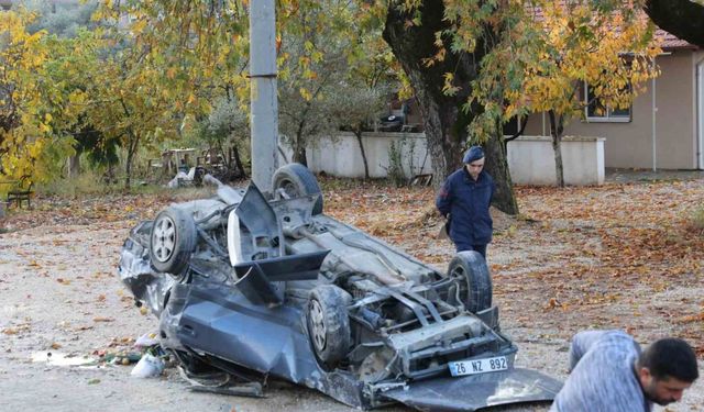 Otomobil kağıt gibi ezildi: 3 yaralı