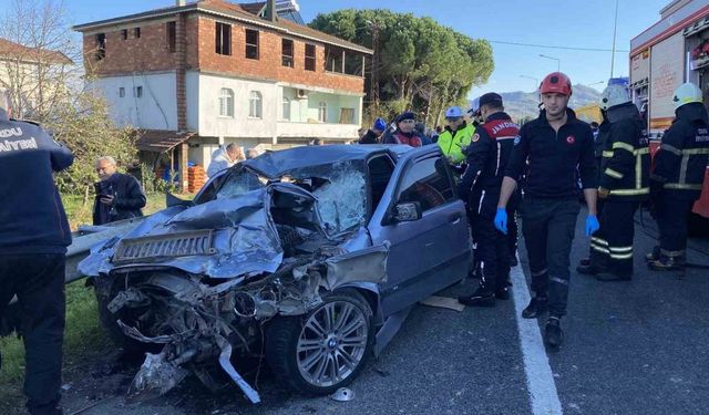 Otomobil, kavşaktan dönen kamyona arkadan çarptı: 3 ölü