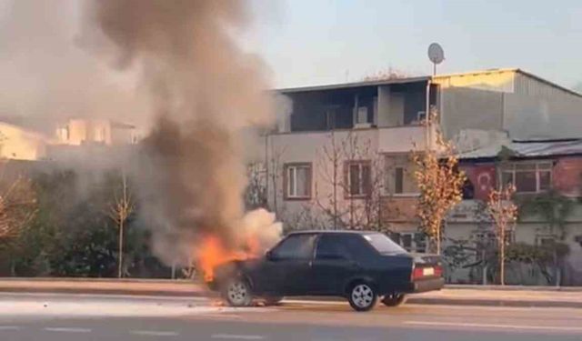 Seyir halindeki otomobil alev topuna döndü