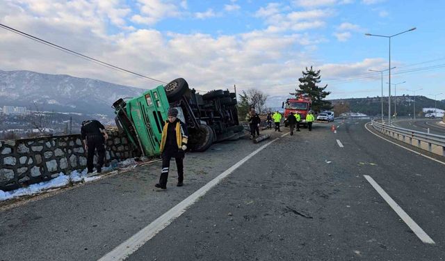 Tomruk yüklü kamyon devrildi: 2 ölü