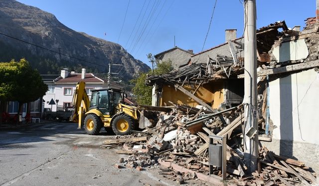 İnönü'deki tehlikeli metruk bina yıkıldı