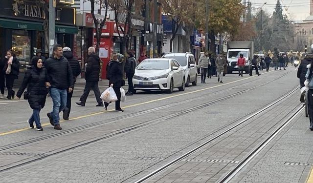 Eskişehir'de bu caddeyi otopark gibi kullanıyorlar!