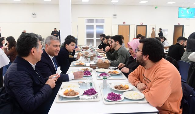 Anadolu Üniversitesi mezunu Rektör Adıgüzel öğrencilerle buluştu!