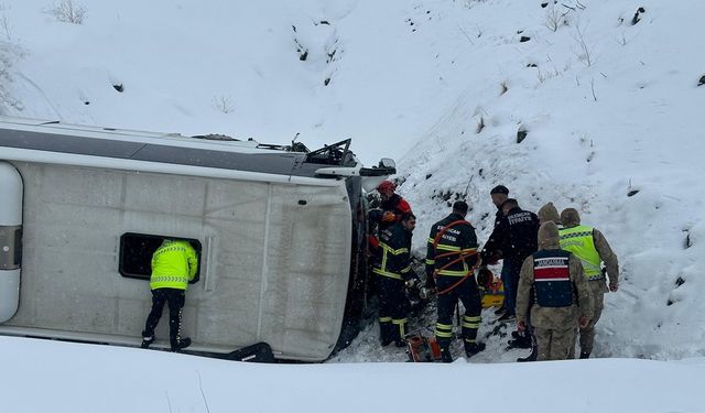 Yolcu otobüsü şarampole devrildi