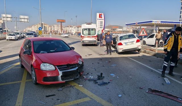 2 otomobil çarpıştı: 1’i çocuk 2 yaralı