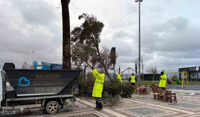 Bandırma ve Erdek’i fırtına vurdu