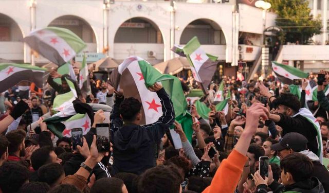 Esed ülkeyi terk etti, Mersin’deki Suriyeliler kutlama yaptı