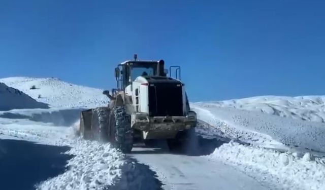 Kar ve tipi nedeniyle kapanan köy yolları ulaşıma açıldı