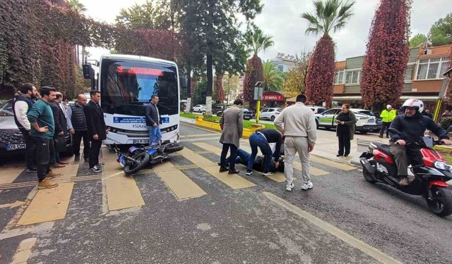 Motosiklet halk otobüsü ile çarpıştı: 1 yaralı