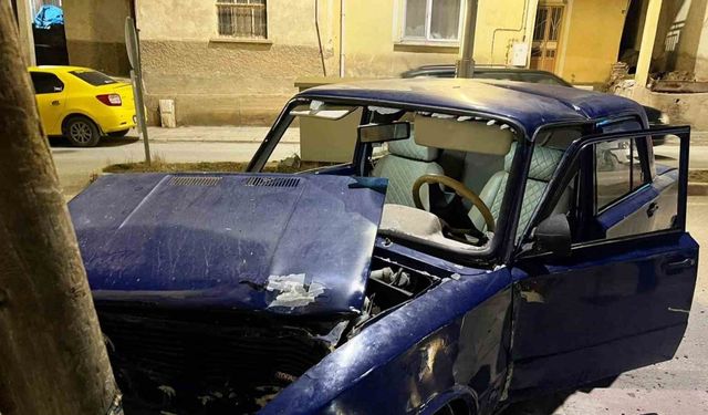 Otomobil önce refüje sonra da elektrik direğine çarptı: 2 yaralı