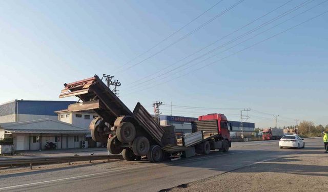 Taşıdığı yük ağır gelen tırın dorsesi şaha kalktı