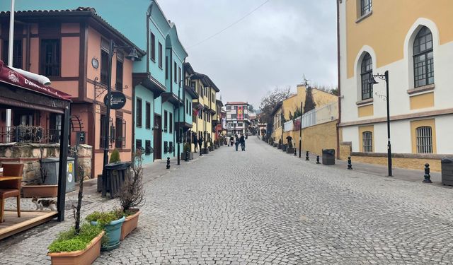 Eskişehir'de soğuk havadan dolayı sokaklar boş kaldı!