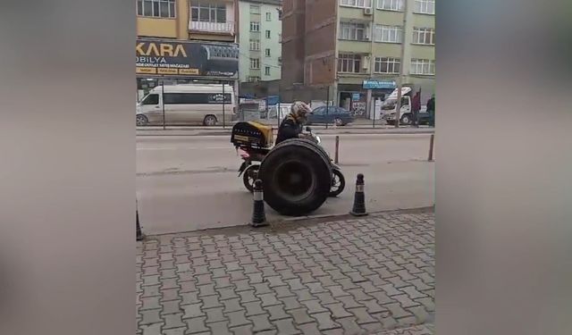 Kamyondan fırlayan lastiği motokurye yakaladı