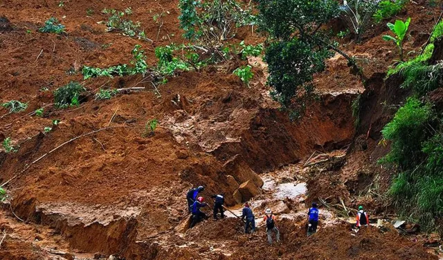 Endonezya’da toprak kayması: 16 ölü