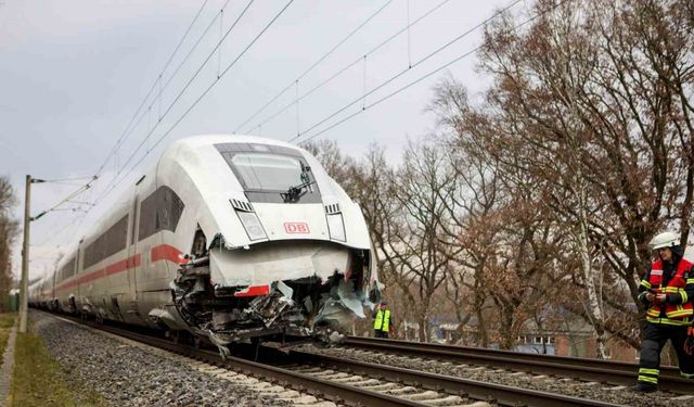 Almanya’da yolcu treni tırla çarpıştı: 1 ölü, 25 yaralı