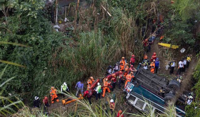 Guatemala’da yolcu otobüsü köprüden düştü: 51 ölü